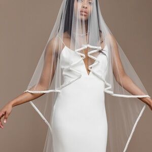 Elegant Pearl-Lined Veil